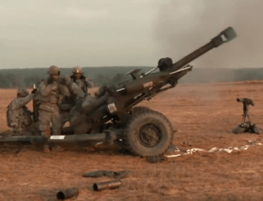 Το μικρό αλλά καταστροφικό M119 Howitzer - Άρση του M777 Howitzer (βίντεο)